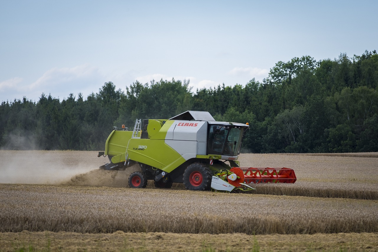 最新收割機(jī)跨區(qū)作業(yè)視頻，高效農(nóng)業(yè)機(jī)械化時代的展現(xiàn)